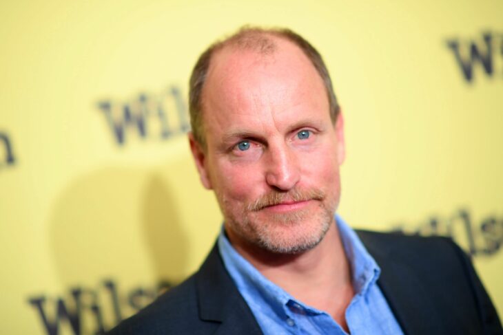 Woody Harrelson en alfombra roja con traje oscuro