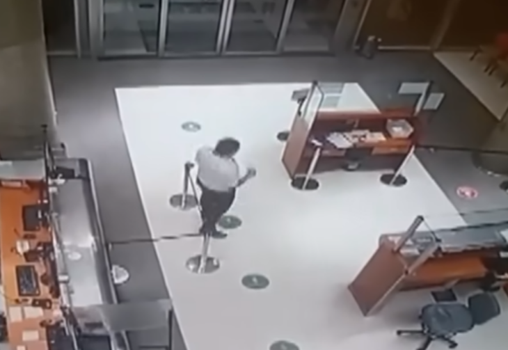 video de una cámara de seguridad de un hospital argentino que muestra a un guardia de pie hablando con alguien que no se ve en la recepción del hospital