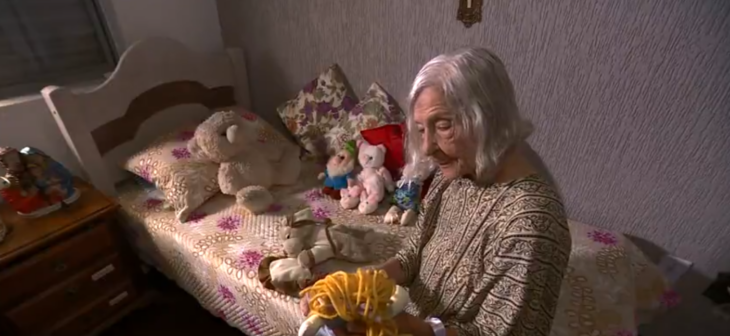 Abuelita con peluches en la cama de su habitación