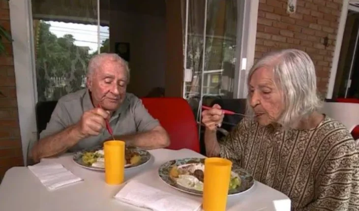 pareja de abuelitos enamorados comiendo