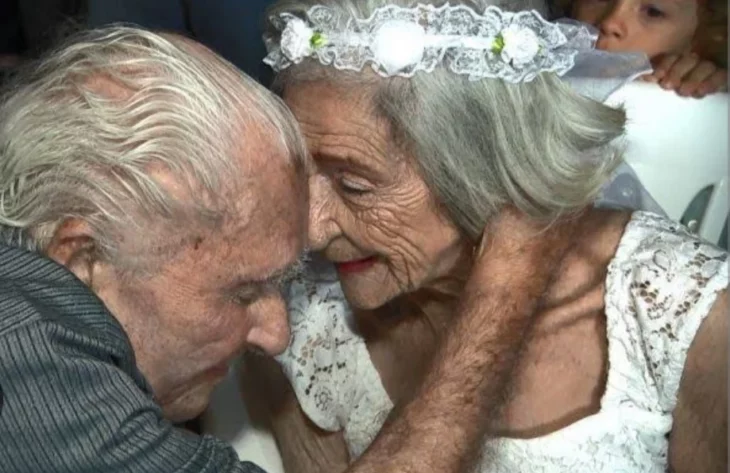 abuelitos casándose 