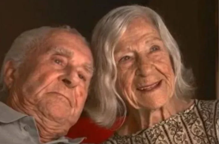 pareja de abuelitos enamorados