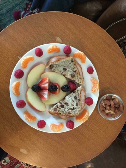 desayuno con pan y fruta colorida alrededor 