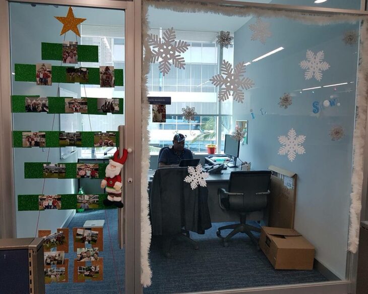 vidrio decorado con copos de nieve