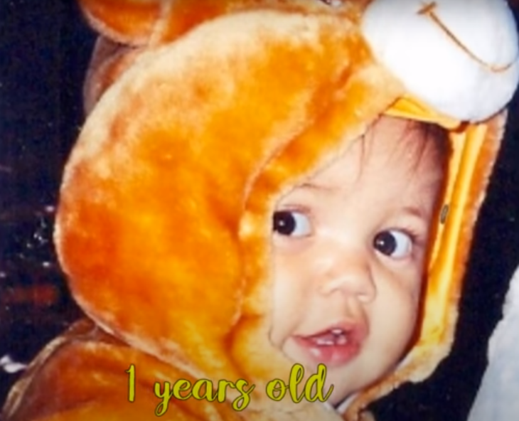 Jenna Ortega a la edad de un año. lleva un disfraz de conejita en color naranja
