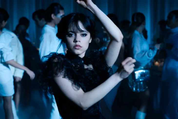 Jenna Ortega bailando en la imagen esta vestida de negro y lleva el cabello recogido en un chongo