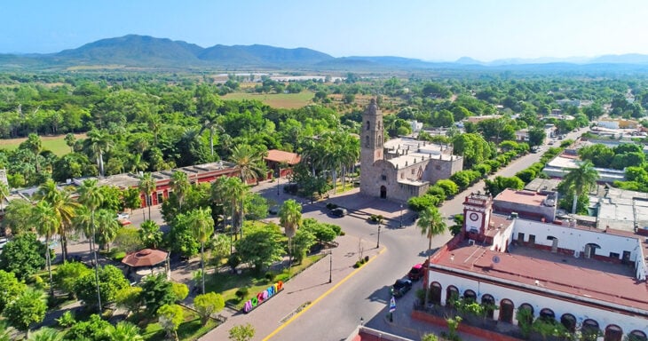 vista aérea de un bello pueblito del estado de Sinaloa en México