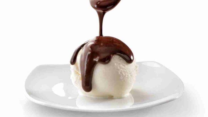 imagen de una bola de nieve de sabor vainilla bañado de chocolate amargo