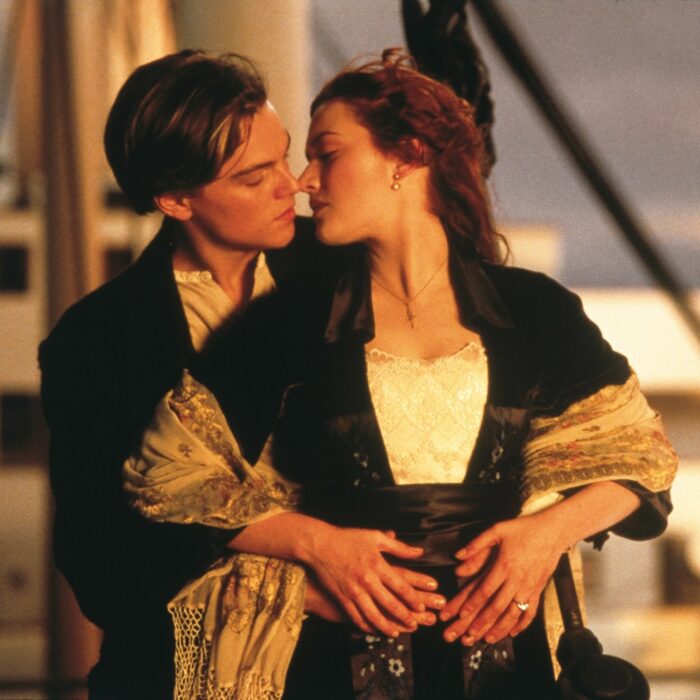 Jack y Rose abrazados en Titanic 