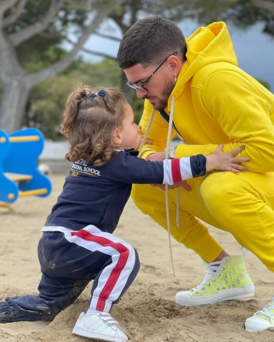 Rodrigo de Paul vestido de amarillo con su hija