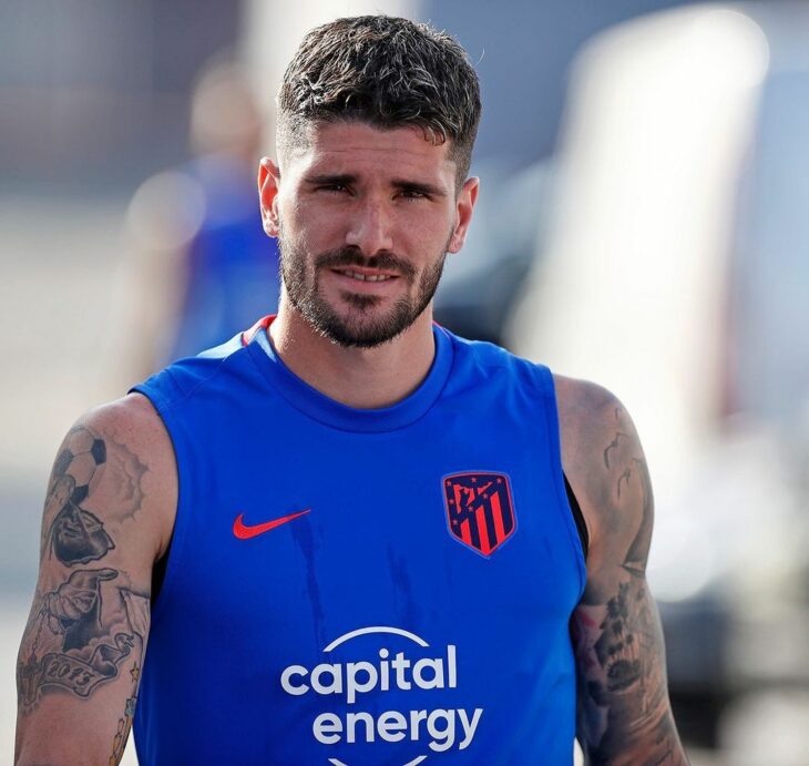 Rodrigo de Paul con playera azul