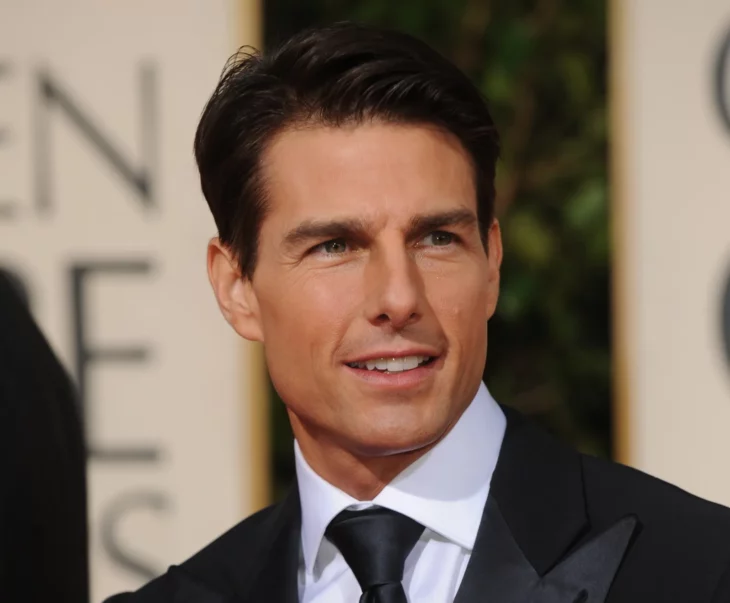 Tom Cruise imagen del rostro del actor lleva un saco negro con camisa blanca luce el cabello corto con un peinado para atrás