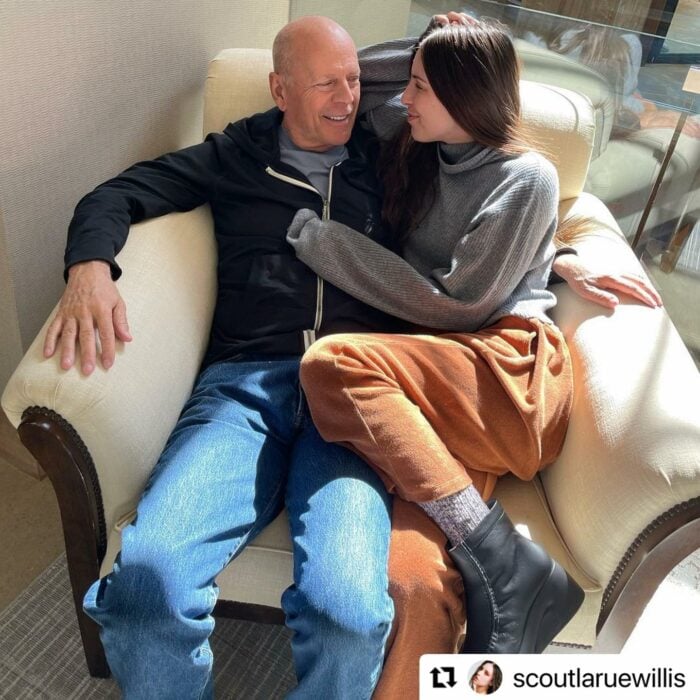 Bruce Willis con su hija en un sillón