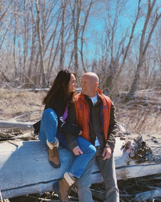 Bruce Willis y su esposa en el bosque