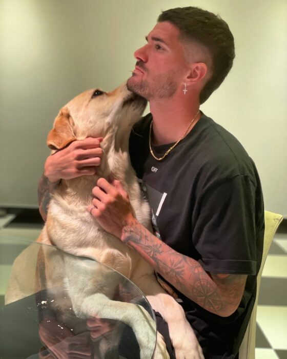 Rodrigo de Paul con un perro golden retriever