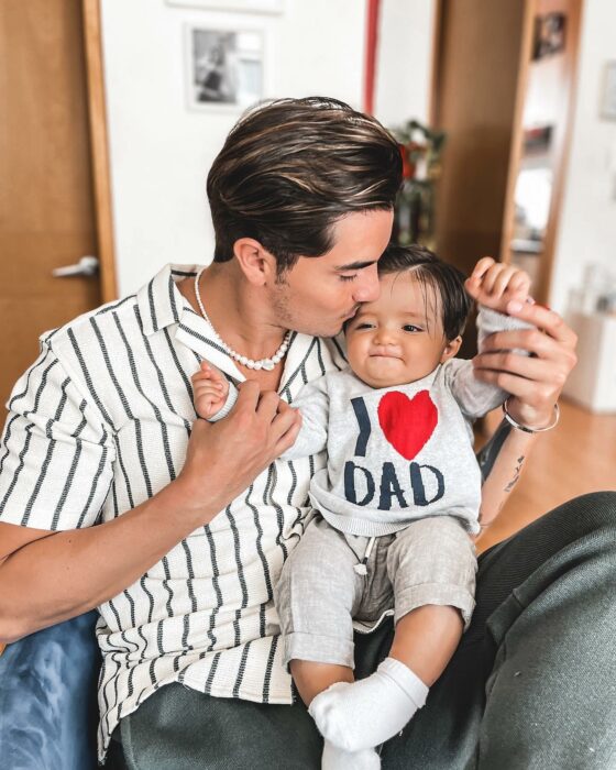 Christian Estrada besando a su hijo Leonel