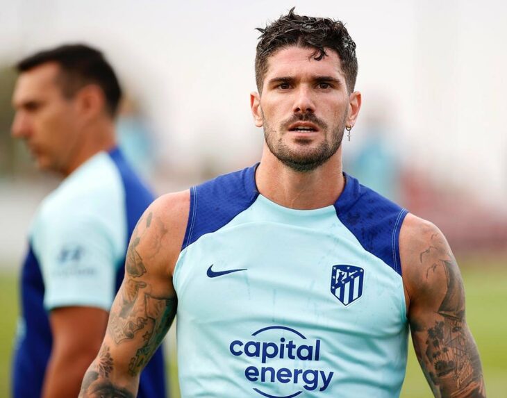 Rodrigo de Paul con playera azul entrenando