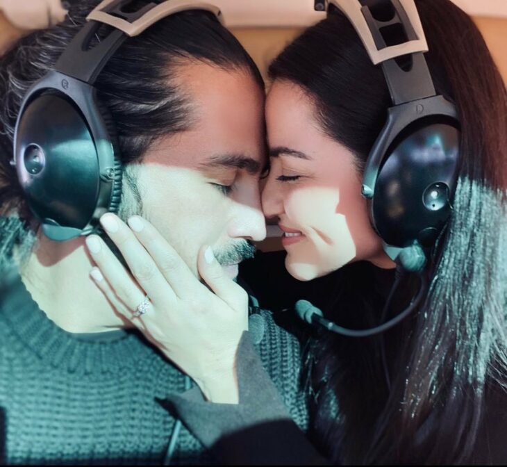 Andrés tovar y Maite Perroni en avión