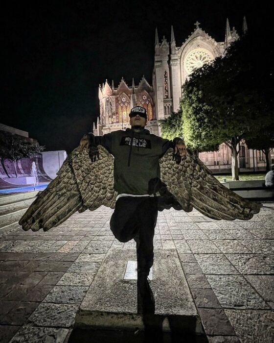 Neto Reyno posando con alas de angel