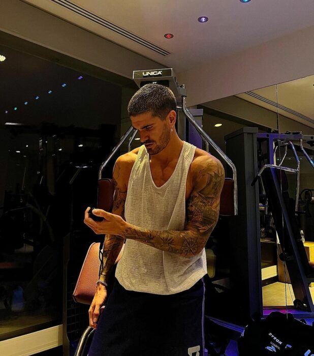 Rodrigo de Paul con playera blanca en el gimnasio