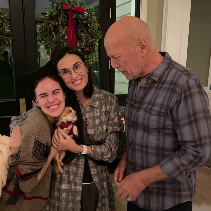 Bruce con su hija y con Demi Moore y mascota