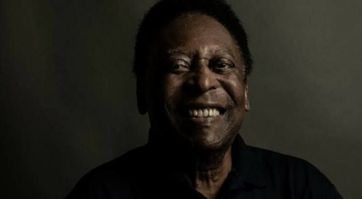 Pelé en sesión fotográfica fondo oscuro