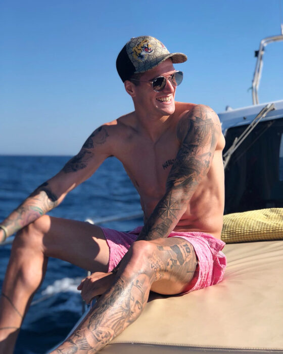 Rodrigo de Paul sentado en un bote en el mar