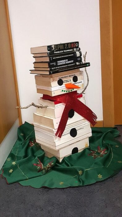 hombre de nieve hecho con libros