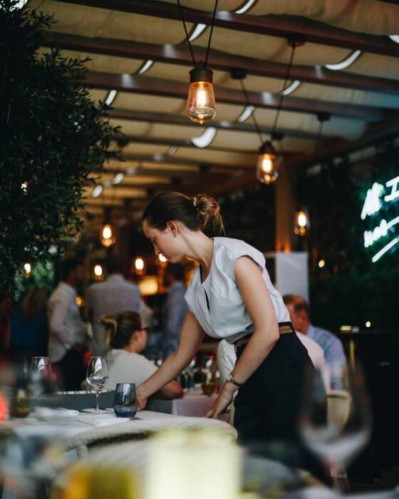 mesera en restaurante