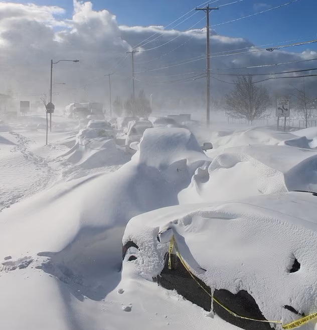Autos cubiertos de nieve por la tormenta invernal en Buffalo 
