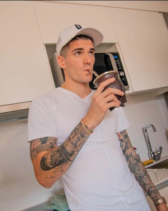 Rodrigo de Paul con playera blanca y gorra blanca tomando mate