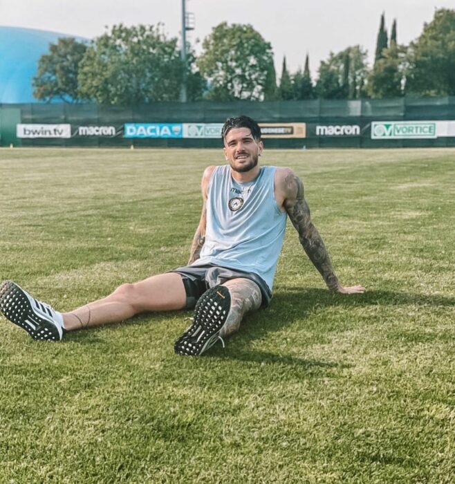 Rodrigo de Paul tirado en el campo de juego