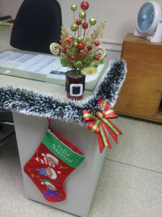 escritorio con adornos navideños