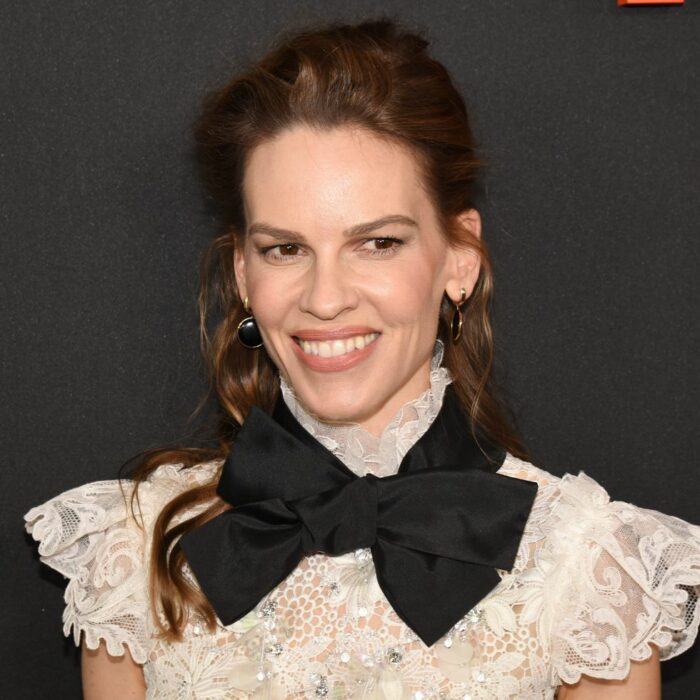 Hilary Swank en alfombra roja en evento