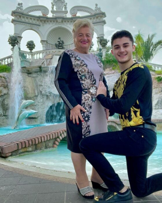 Fotografía de una mujer de 76 años junto a su novio de 19 años frente a su lujosa mansión en Italia 