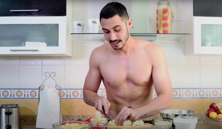 Actor Alejandro Speitzer picando manzana en una tabla dentro de una cocina 