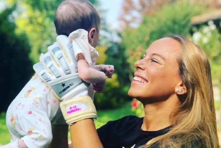 Alice Pignagnoli, futbolista profesional, junto a su primer bebé