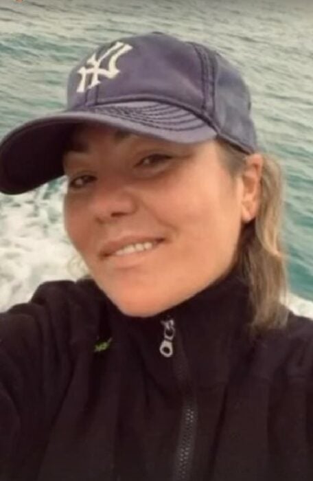 Selfie de la cantante española Amaia Montero con una gorra y con el mar de fondo 