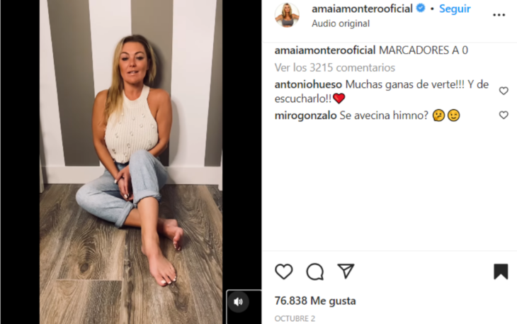 captura de pantalla del Instagram oficial de Amaia Montero la cantante está sentada en el piso de madera y recargada sobre una pared pintada con rayas verticales lleva jeans azules y una playera sin mangas crema