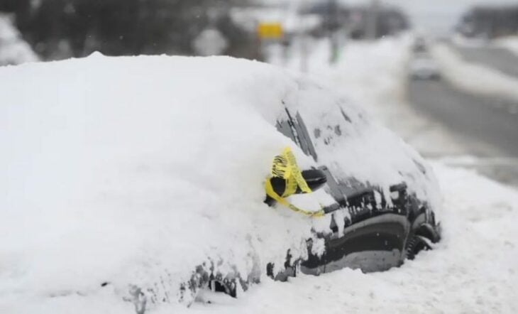 Automovil cubierto por nieve en tormenta invernal de estados unidos