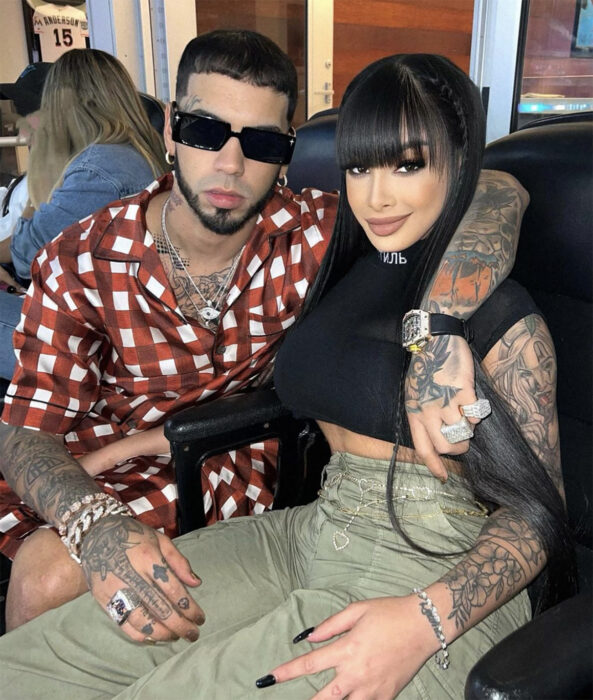 Anuel AA y Yailín abrazados