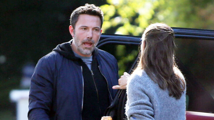 Ben Affleck de frente y Jennifer Garner de espaldas fotografiados por los paparazis al bajar de su camioneta al parecer estaban discutiendo ambos visten de forma casual