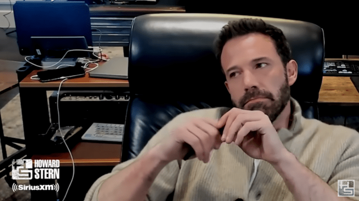 Ben Affleck en una entrevista por zoom lleva un suéter beige y una playera blanca luce muy delgado y pensativo