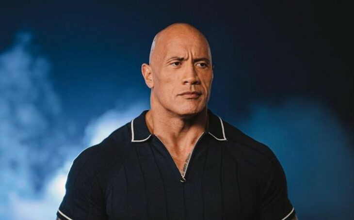 imagen en primer plano del actor Dwayne Johnson The Rock lleva una playera negra y tiene la mirada hacia un lado