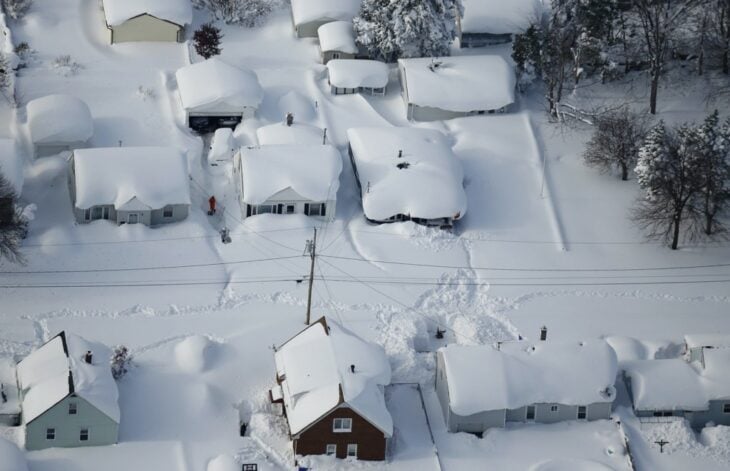 Casas cubiertas de nieve por la tormenta invernal en Buffalo