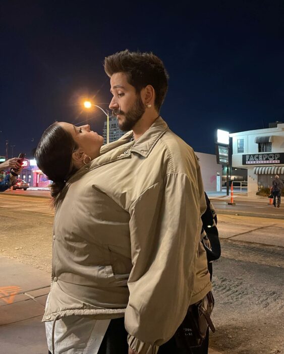 imagen que muestra a Evaluna y a Camilo juntos dentro de la misma sudadera en color café 