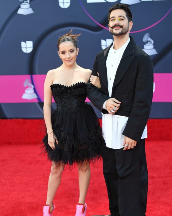 Fotografía de Camilo y Evaluna posando en la alfombra roja de los Lattin Gramys 2022 