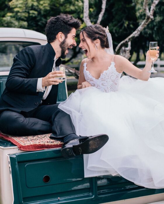 Fotografía de la boda entre Camilo y Evaluna Montaner con unas copas de vino 