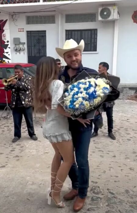 Hombre bailando con su novia después de su serenata