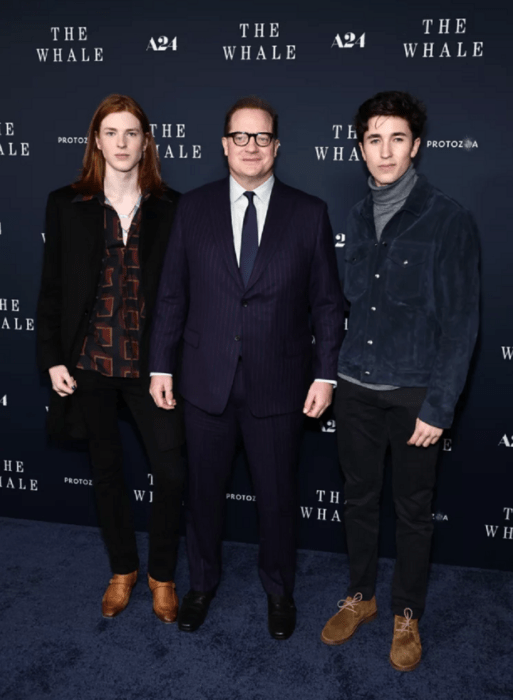 Brendan Fraser con sus hijos en la premier de la película The Whale Fraser mantuvo las cosas clásicas con un traje azul marino a rayas, Holden se puso una chaqueta azul marino de gamuza sobre un cuello alto gris, y Leland usó una camisa abotonada estampada que acentuaba su color de cabello naranja.